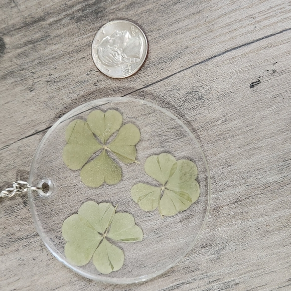 Genuine 4 Leaf Clover Keychain - Picture 2 of 3